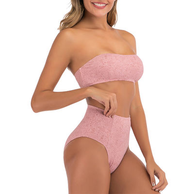 Las mujeres atractivas de los bañadores de Triangl del traje de baño de las mujeres empujan hacia arriba el bikini