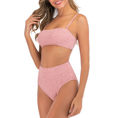 Las mujeres atractivas de los bañadores de Triangl del traje de baño de las mujeres empujan hacia arriba el bikini