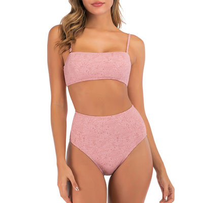 Las mujeres atractivas de los bañadores de Triangl del traje de baño de las mujeres empujan hacia arriba el bikini