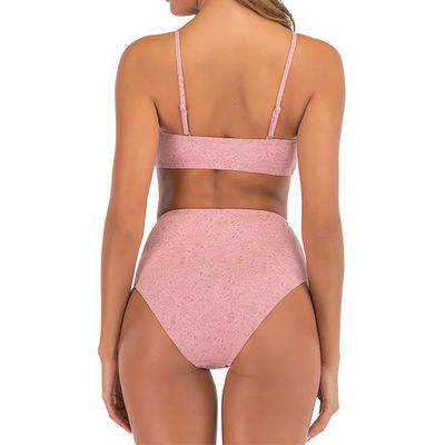 Las mujeres atractivas de los bañadores de Triangl del traje de baño de las mujeres empujan hacia arriba el bikini