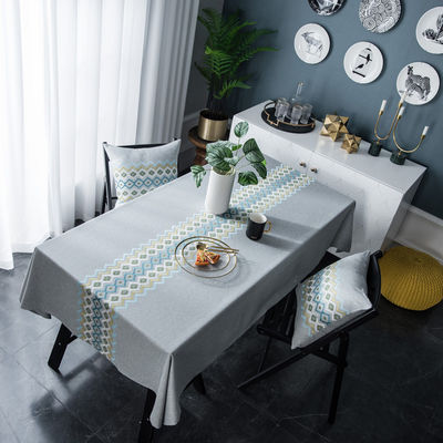 Rosa decorativo de la cubierta de tabla que se casa y cubierta de tabla de encargo del mantel azul