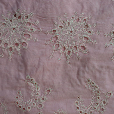 Materia textil bordada blanca de la ropa de la tela de algodón del color sólido de vestidos de la suavidad