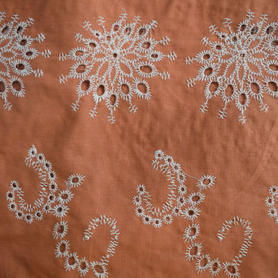 Materia textil bordada blanca de la ropa de la tela de algodón del color sólido de vestidos de la suavidad