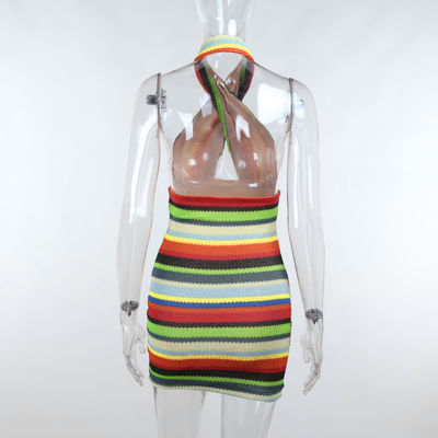 Hembra colgante cruzada trasera del vestido de la correa de la honda del cuello de la demostración atractiva delgada