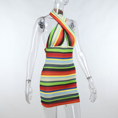 Hembra colgante cruzada trasera del vestido de la correa de la honda del cuello de la demostración atractiva delgada