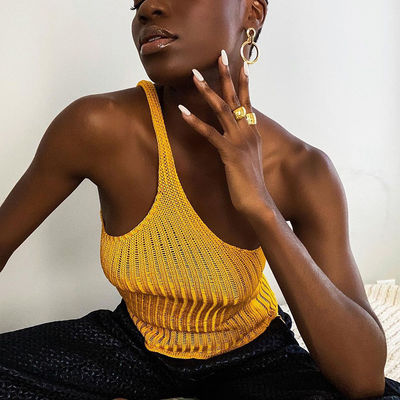 Mujer empalmada irregular apretada sostenible de la camiseta de la blusa