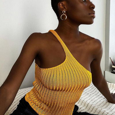 Mujer empalmada irregular apretada sostenible de la camiseta de la blusa
