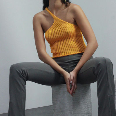 Mujer empalmada irregular apretada sostenible de la camiseta de la blusa