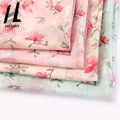 La luz suave de la tela de Tulle del pequeño estilo fresco texturiza los poliésteres tejidos de la gasa florales para el vestido