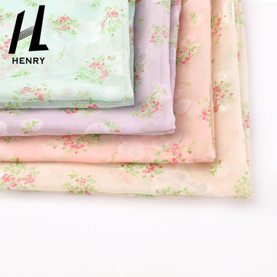 La gasa floral suave de la materia textil imprimió la tela para el peso ligero de la ropa