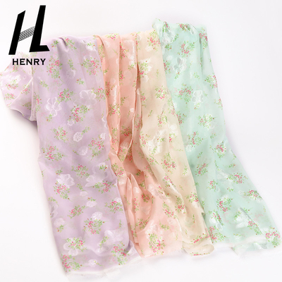 La gasa floral suave de la materia textil imprimió la tela para el peso ligero de la ropa