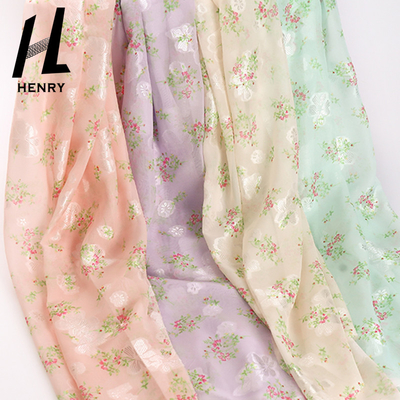 La gasa floral suave de la materia textil imprimió la tela para el peso ligero de la ropa