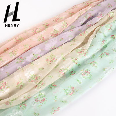 La gasa floral suave de la materia textil imprimió la tela para el peso ligero de la ropa