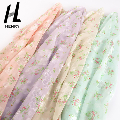 La gasa floral suave de la materia textil imprimió la tela para el peso ligero de la ropa